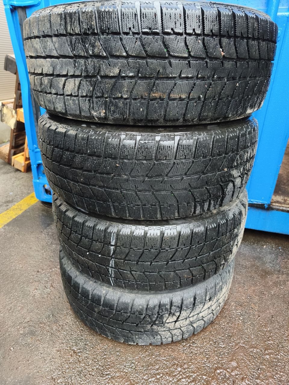 Bridgestone Blizzak WS70 94T 205/55R16 Friction tires